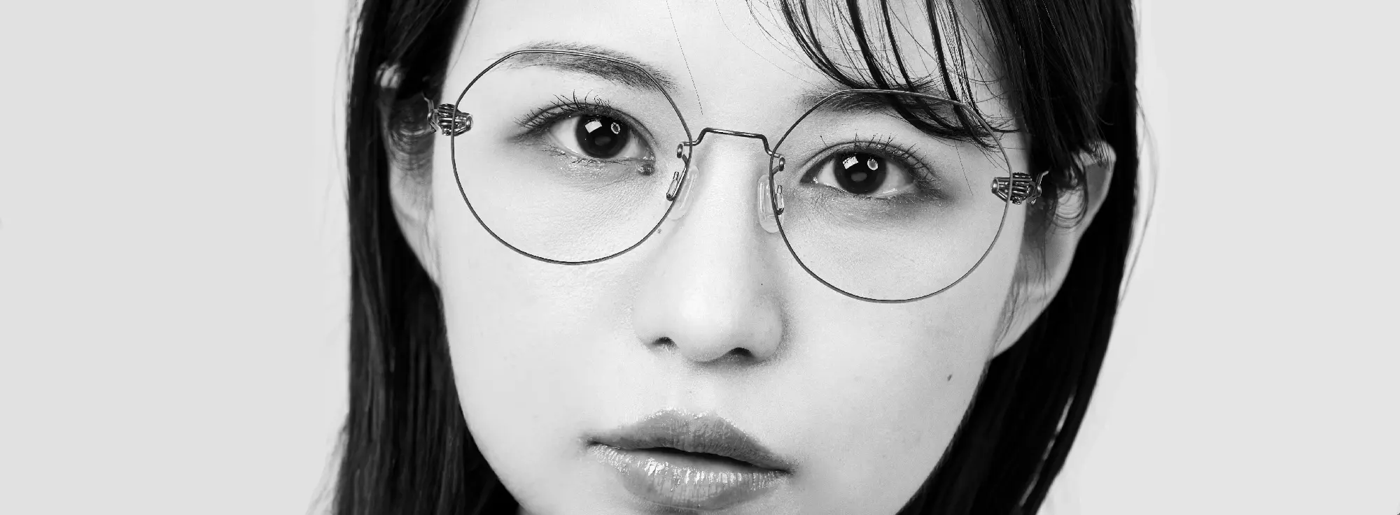 リムレスモデルの眼鏡をかけた女性